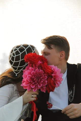 Молодожёны с букетом ярких цветов
